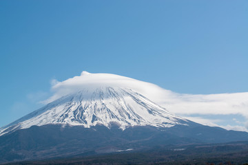 Fototapeta na wymiar 笠雲のかかる富士山