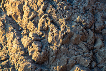 夕焼けに当たる岩