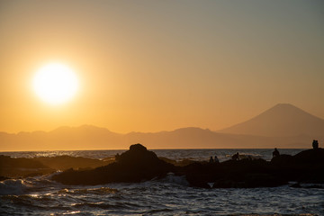 Naklejka na ściany i meble 富士山のシルエットが見える夕焼け　秋谷立石海岸にて