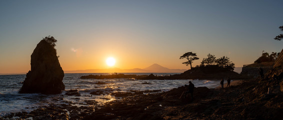 富士山のシルエットが見える夕焼け　秋谷立石海岸にて　パノラマ