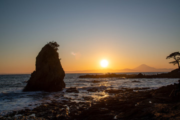 富士山のシルエットが見える夕焼け　秋谷立石海岸にて
