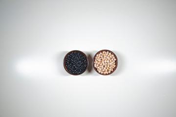 frijoles negro y garbanzos blancos 