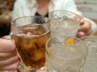 4人でウーロンハイとレモン酎ハイのグラスで乾杯をする © Yuzuru Gima