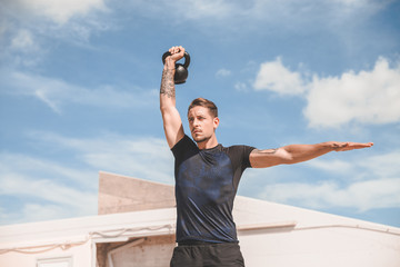 Personal trainer italiano che effettua dimostrazioni visive dei suoi allenamenti, eseguite a corpo...