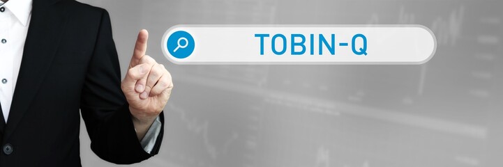 Tobin-q. Mann im Anzug zeigt mit dem Finger auf ein Suchfeld. Das Wort Tobin-q steht in der Suche. Symbol für Business, Finanzen, Statistik, Analyse, Wirtschaft