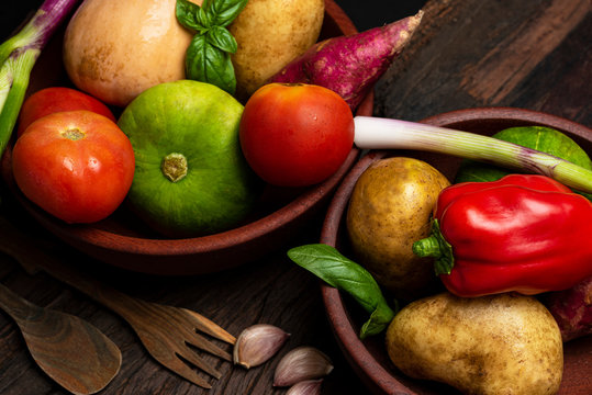 verduras frescas sobre cuenco de madera, tomate papa zapallo verdeo batata zapallitos 