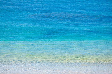 Obraz premium 青く澄んだ海の表面