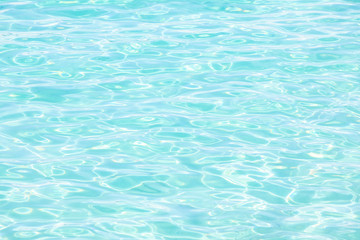 青く澄んだ海の表面　波紋