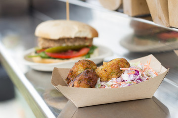 falafel vegano y hamburguesa vegetal al fondo