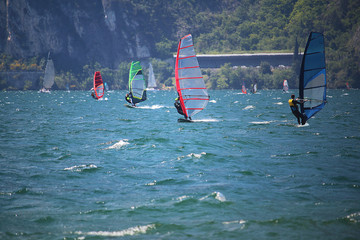 Windsurfers at Lake Garda (Torbole, Italy) - obrazy, fototapety, plakaty