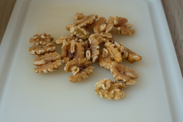 Walnüsse auf Küchenbrett