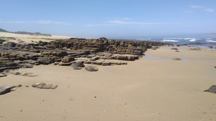 Strand mit Felsen am Meer