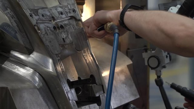 fine grinding of the metal mold for plastic castings for precise adjustment during pressing