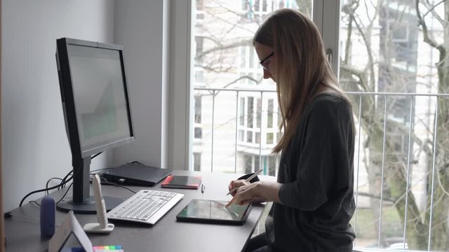 Tablet - Frau arbeitet mit Stift im Homeoffice