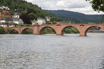 Fototapeta na wymiar Heidelberg, Deutschland: Die Alte Brücke (Karl-Theodor-Brücke) über den Neckar