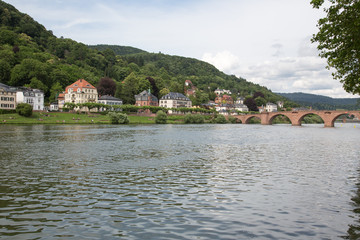 Heidelberg, Deutschland: Blick auf die Alte Brücke (Karl-Theodor-Brücke) über den Neckar