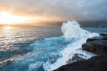 China Walls Honolulu in der Abenddämmerung, Wellenschlag, Klippe in den Ozean © Larry Zhou