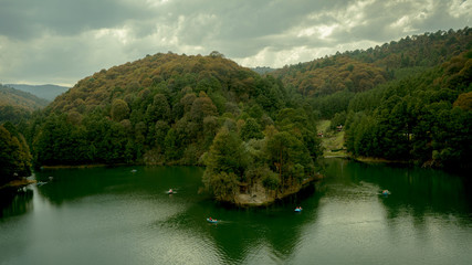 Obraz premium green water dam in the mountains of an ecological park in Mexico