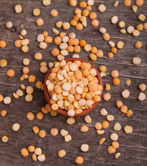 Dry peas in a clay bowl on a dark background