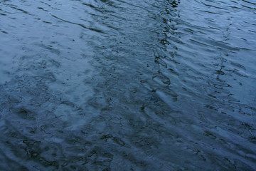 Fluss Landschaft mit wellen und Spiegelungen im Wasser