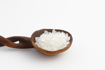 Fototapeta na wymiar sea salt in a bowl isolated on white background