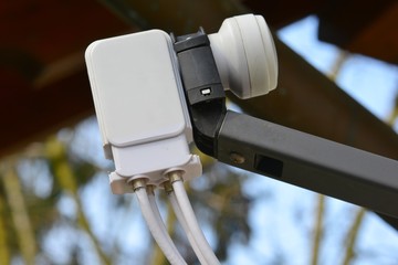 Anschluss der Koaxialkabel einer häuslichen TV-Anlage mit vier Endgeräten an den Quad-LNB einer...