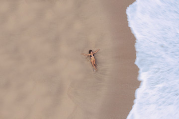 Mujer en la playa tomada desde el aire