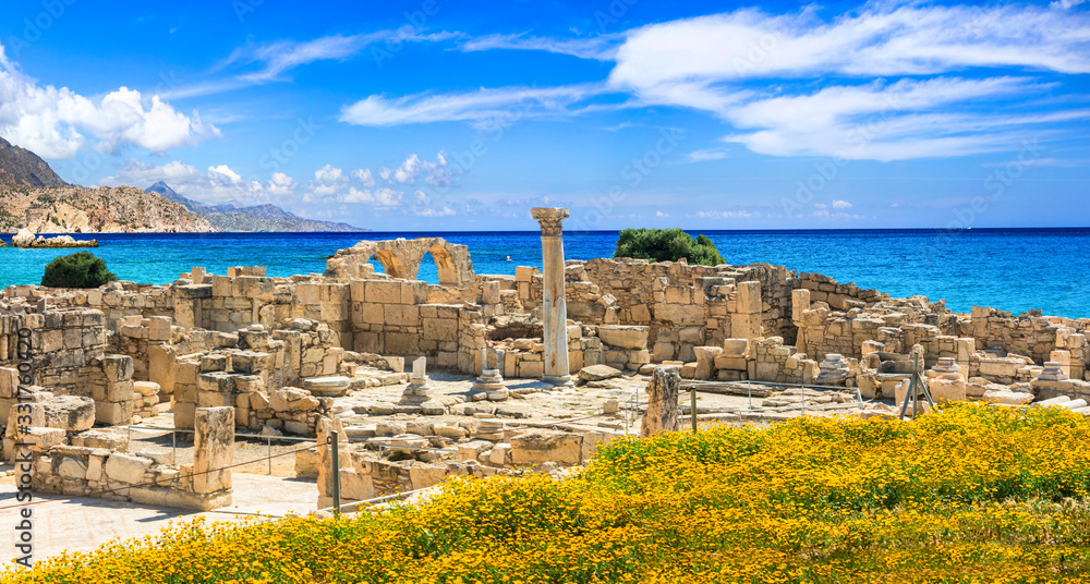 Wall mural landmarks of cyprus island - antique kourion temple over the sea