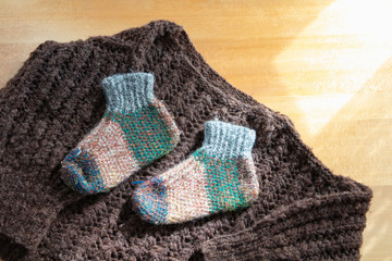 手編みのセーターと子供用靴下