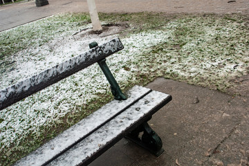 Banco con nieve  de un parque de Bruselas 
