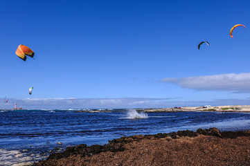 Kitsurfen an der Lagune nähe El Cotilo