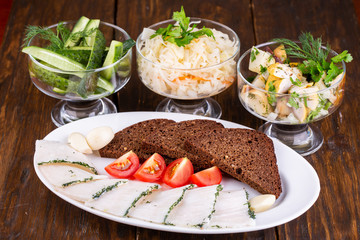  Assorty salenium, served with lard, bread and vegetables fresh