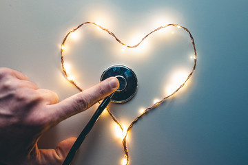 Cardiologo privato, concetto con cuore e stetoscopio. Vista alto, livello piatto sfondo blu.