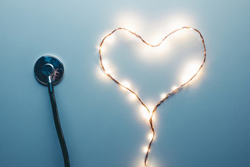 Cardiologo privato, concetto con cuore e stetoscopio. Vista alto, livello piatto.