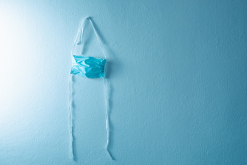 Fine della pandemia da Coronavirus covid-19, mascherina chirurgica appesa al chiodo per sempre. Il...