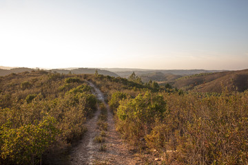 Pfad auf Bergrücken in Abensonne