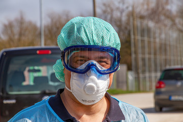 Arzt in Schutzkleidung an einer Coronavirus Test Station