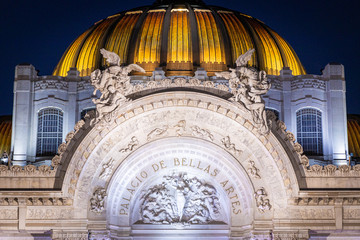 Obraz premium Bellas Artes Palace in Mexico City sunset