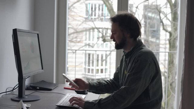 Mann Homeoffice seitlich