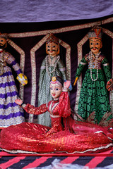 Obraz premium Traditional Rajasthani doll dance puppet show (Kathputli dance) in Jaipur, Rajasthan, India