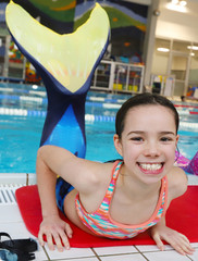 Ein Mädchen mit einer Meerjungfrauenflosse in einem Schwimmbad in Berlin am 19.01.2020.