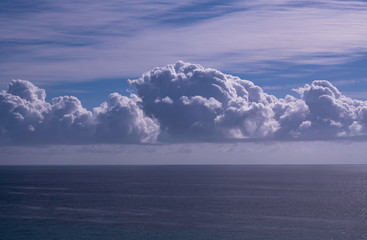 Gros nuages d'été au dessus de l'océan