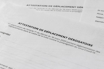 Obraz premium Attestation de déplacement dérogatoire française