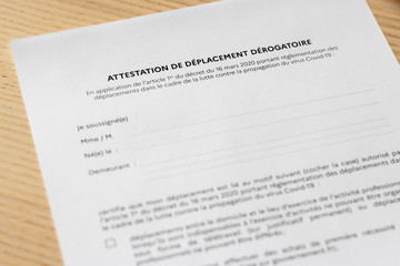 Obraz premium Attestation de déplacement dérogatoire française