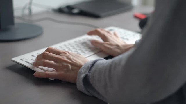 Frau tippt auf Tastatur im Homeoffice
