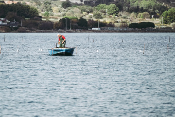 Fototapeta na wymiar Paysage de bord de mer avec petit bateau de pêcheur 