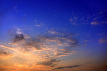 Naklejka na ściany i meble Błękitne niebo po zachodzie słońca z kolorowymi chmurami 