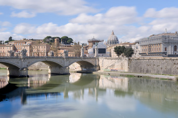 Obraz premium Bazylika Świętego Piotra w Watykanie, zza mostu Sant'Angelo na Tybrze