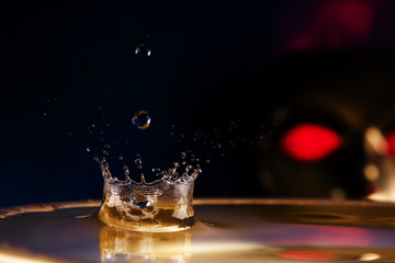 不規則な形を彩る、不規則な配色と今後の世の中のゆくえを占う