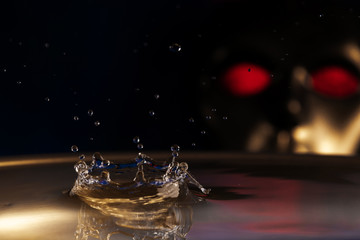 不規則な形を彩る、不規則な配色と今後の世の中のゆくえを占う